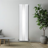 Eleganter weißer Heizkörper mit integriertem Spiegel und Chrom-Thermostatventilen, ideal für moderne Wohnräume, auf glattem Wandhintergrund