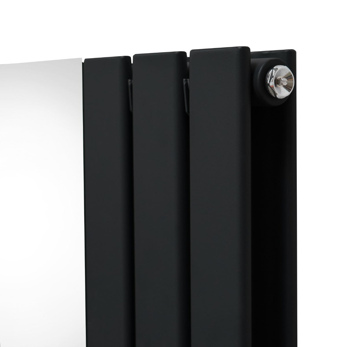 Schwarzer Heizkörper mit integriertem Spiegel und verchromtem Thermostatventil, modernes Design, rechteckige Form, glatte Oberfläche und elegante Details