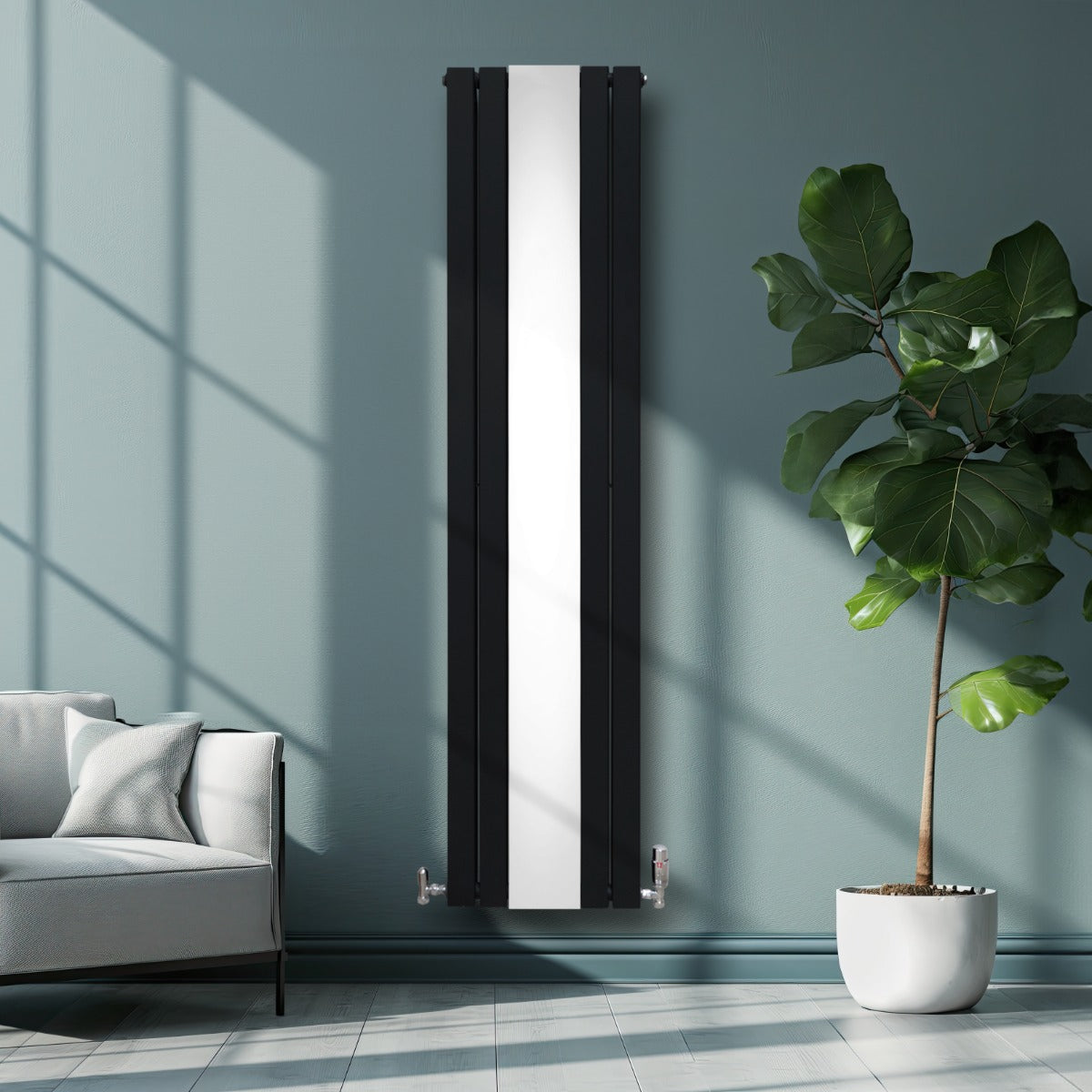 Schwarzer Heizkörper mit glänzendem Spiegel und Chrom-Thermostatventilen, elegant an einer Wand in einem modernen Raum mit Pflanzen und Sofa platziert