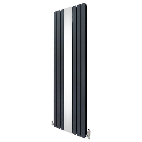 Anthrazitgrauer Heizkörper mit vertikalen Lamellen und integriertem Spiegel, ausgestattet mit Chrom-Thermostatventilen, 1800mm x 565mm