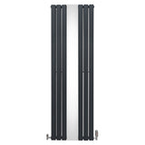 Anthrazitgrauer Heizkörper mit integriertem Spiegel und Chrom-Thermostatventilen, schlankes Design, vertikale Lamellenstruktur, moderne Ästhetik