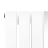 Weißer Heizkörper mit glatten Oberflächen und Chrom-Thermostatventilen, elegant und modern, ideal für jeden Raumgestaltung