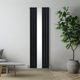 Schwarzer Heizkörper mit integriertem Spiegel und eleganten Chrom-Thermostatventilen, schlankes Design, ideal für moderne Innenräume