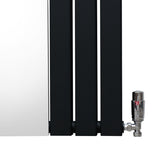 Schwarzer Heizkörper mit integriertem Spiegel und glänzenden Chrom-Thermostatventilen, modernes Design, schlanke Form und glatte Oberflächenstruktur