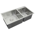 Edelstahl Doppelspüle mit zwei rechteckigen Becken, glänzender Oberfläche, abgerundeten Ecken und zentralem Abfluss, ideal für moderne Küchen