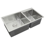 Edelstahl Doppelspüle mit zwei rechteckigen Becken, glänzender Oberfläche, abgerundeten Ecken und zentralem Abfluss, ideal für moderne Küchen
