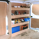 Holzregal mit mehreren Fächern, gefüllt mit Werkzeugen und Zubehör, in einem Ford Transit Custom, helle Holzfarbe und robuste Konstruktion