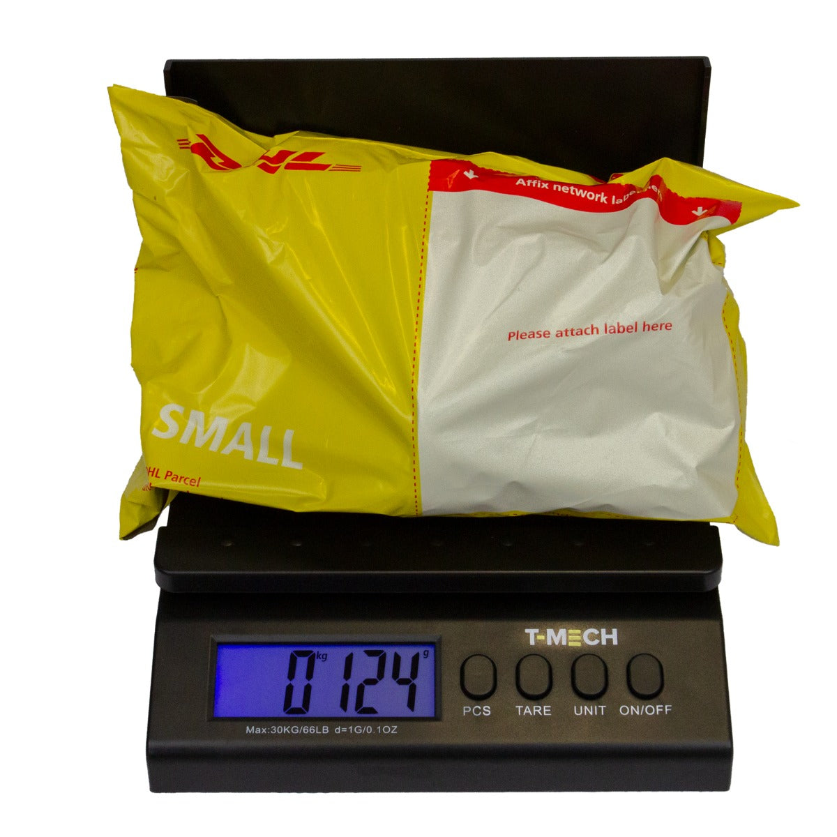 Digitale Postwaage T-Mech mit einem gelben Paket auf der Waage, zeigt das Gewicht von 0,124 kg auf einem großen, blauen Display