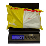 Digitale Postwaage T-Mech mit einem gelben Paket auf der Waage, zeigt das Gewicht von 0,124 kg auf einem großen, blauen Display