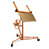Robuster Plattenheber in leuchtendem Orange mit verstellbarem Halter, stabilen Rollen und einem großen, flachen Paneel für einfache Handhabung von Platten