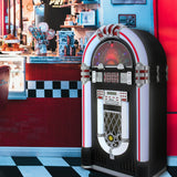 Bunter Vinyl-Jukebox mit glänzenden Chromdetails, beleuchtetem Display und retro Design, steht vor einer klassischen Diner-Kulisse in Rot und Schwarz
