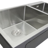 Edelstahl Doppelspüle mit zwei großen Becken, glänzender Oberfläche, abgerundeten Ecken und einem zentralen Abfluss, ideal für moderne Küchen