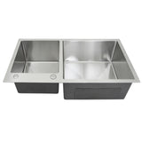 Edelstahl Doppelspüle mit zwei rechteckigen Becken, glänzender Oberfläche, scharfen Kanten und integrierten Abflusslöchern, ideal für moderne Küchen