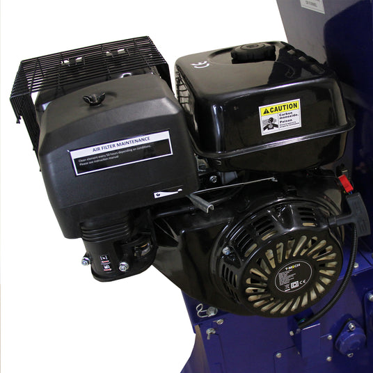 Schwarzer Motor mit glänzender Oberfläche, Luftfilter und Warnaufkleber, montiert auf einer blauen Maschinenbasis, ideal für industrielle Anwendungen