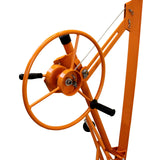 Der orangefarbene Plattenheber mit einem großen Rad und zwei Griffen ermöglicht das einfache Anheben und Transportieren von schweren Paneelen bis zu 5 m