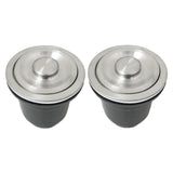 Zwei runde Edelstahl-Abflüsse mit einem glänzenden Deckel und einem schwarzen Gummiring, ideal für eine Doppelspüle in der Küche