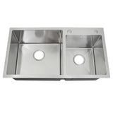 Edelstahl Doppelspüle mit zwei rechteckigen Becken, polierter Oberfläche, abgerundeten Ecken und zwei Abflusslöchern, ideal für moderne Küchen
