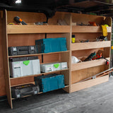 Holzregal mit Werkzeugkästen und verschiedenen Werkzeugen in einem Ford Transit Custom, zeigt eine praktische Fahrzeugeinrichtung für Handwerker