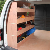 Anthrazitfarbener Teppichboden und Holzregal im VW Caddy, ideal für Ordnung und Stauraum, mit Werkzeugen und Zubehör in verschiedenen Fächern