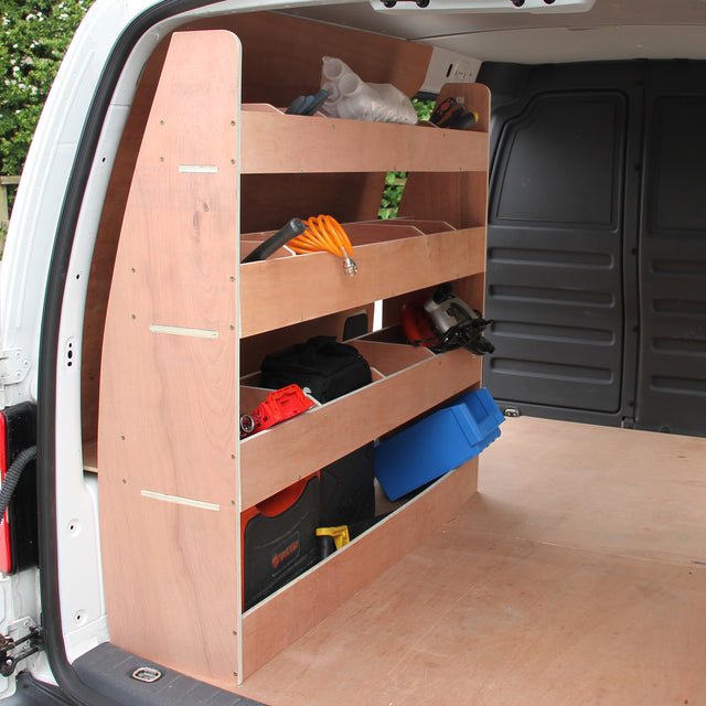 Robustes VW Caddy Regal aus Holz mit drei offenen Regalen, gefüllt mit Werkzeugen und Zubehör, ideal für die Fahrzeugeinrichtung und Organisation