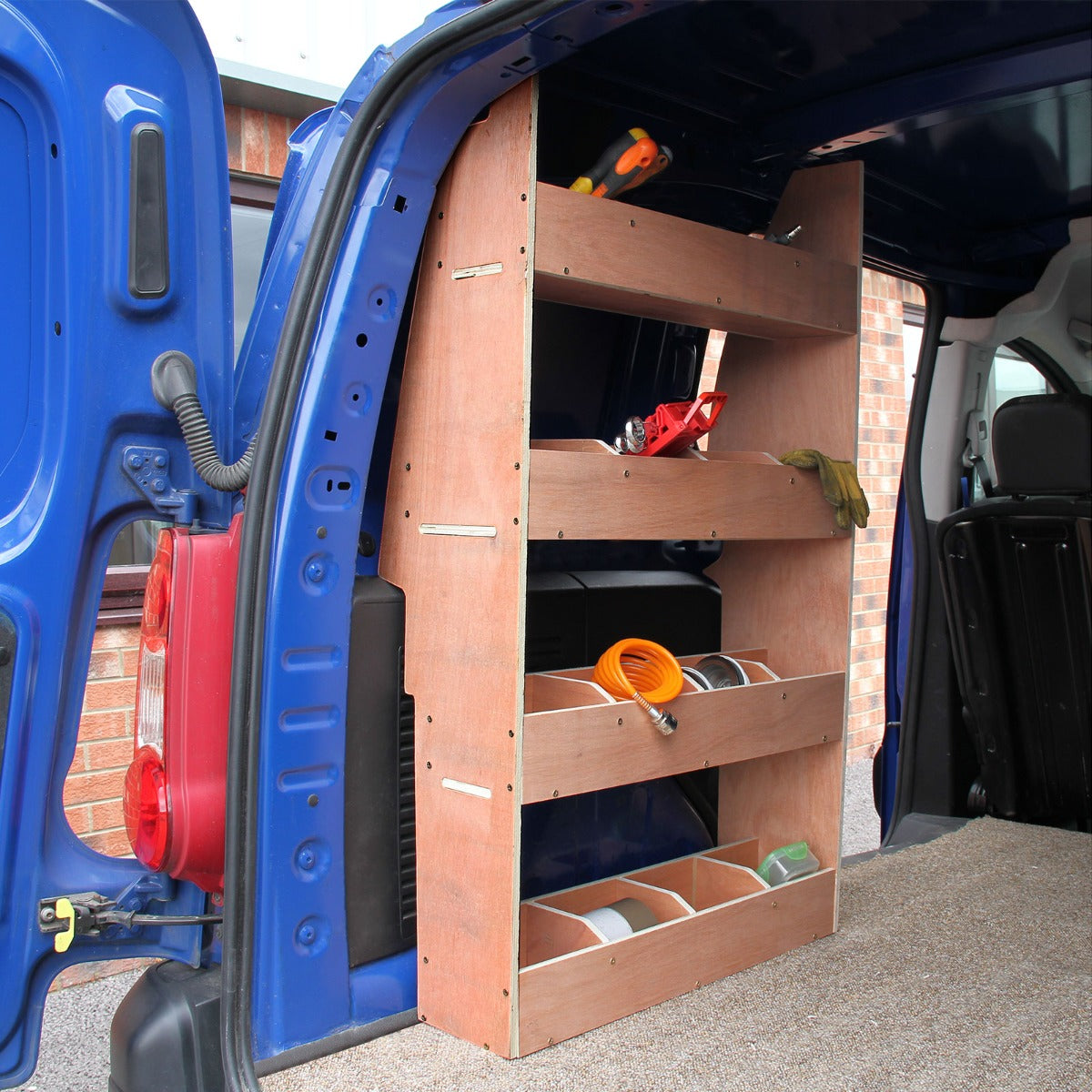 Holzregal mit drei offenen Fächern im Kofferraum eines blauen Citroën Berlingo II, ideal für Werkzeuge und Zubehör, robuste Bauweise und praktische Aufbewahrung