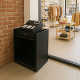 Schwarze Ladentheke mit Kassenblock, modernem Design und glatter Oberfläche, platziert in einem stilvollen Geschäft mit Kleidung im Hintergrund