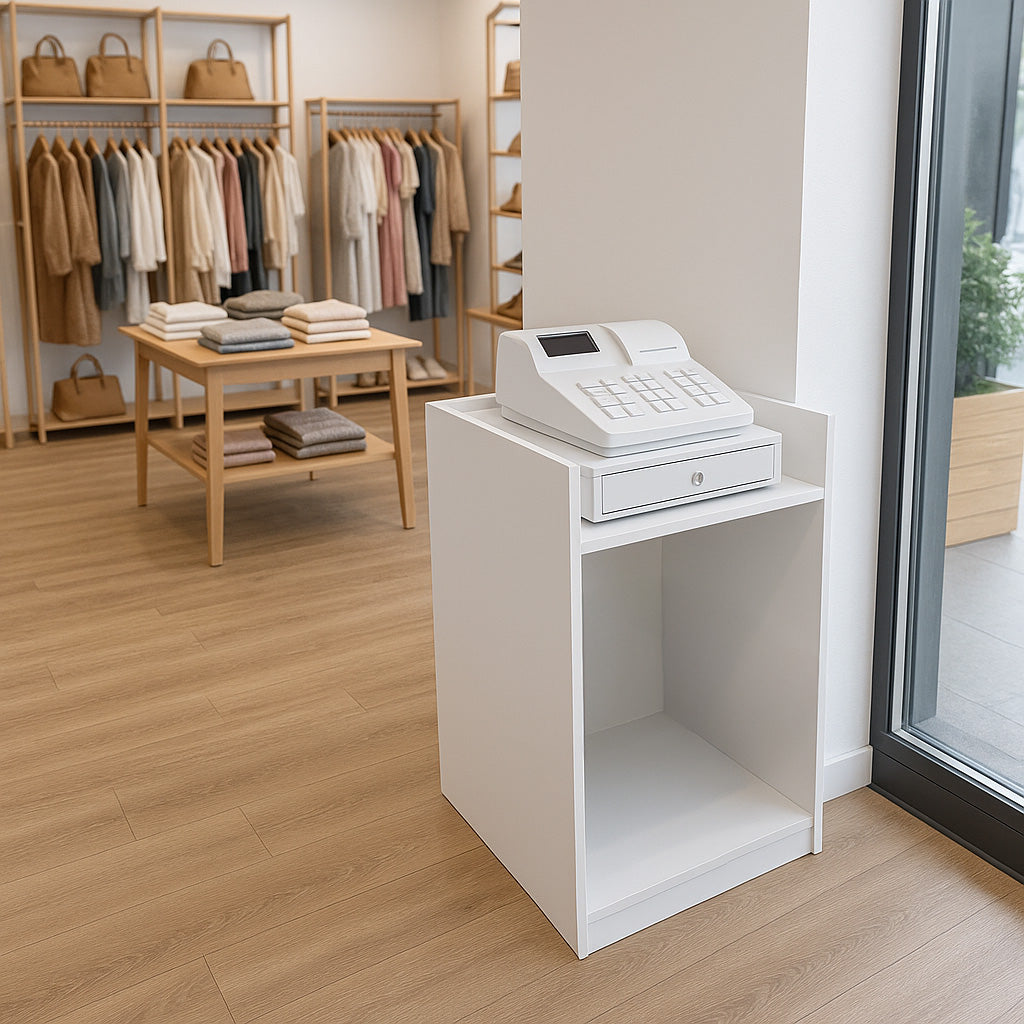 Moderne, weiße Ladentheke mit Kassenblock, minimalistisches Design, Holzregale im Hintergrund, warme Farbtöne und elegante Texturen