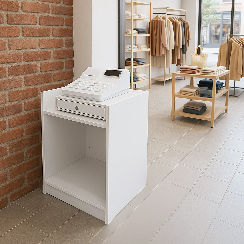 Moderne, weiße Ladentheke mit Kassenblock, glatte Oberfläche, minimalistisches Design, umgeben von einem stilvollen Verkaufsraum mit Kleidung und Regalen