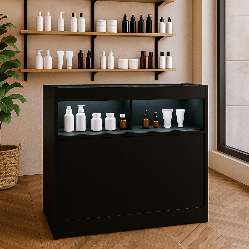 Schwarze LED-Ladentheke mit zwei offenen Fächern, dekoriert mit weißen und braunen Flaschen, umgeben von einem modernen, hellen Raum