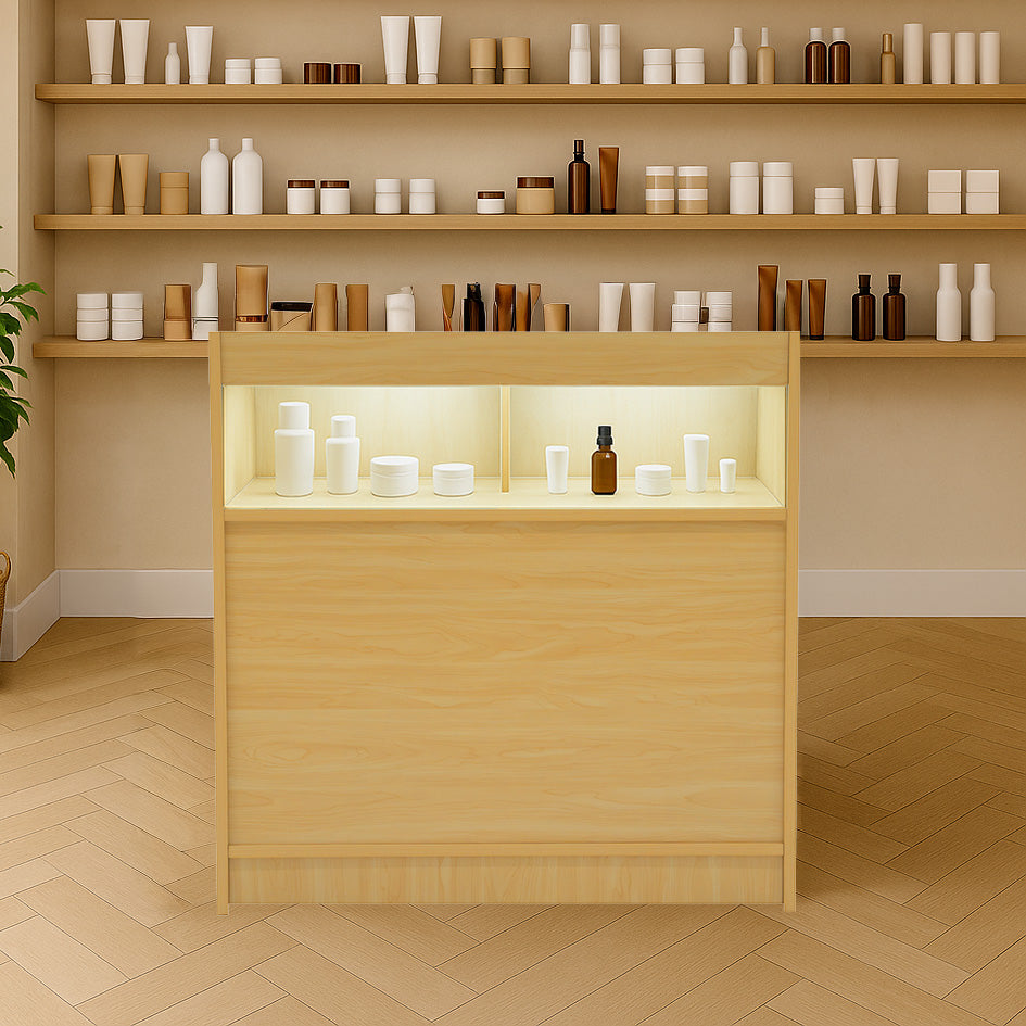 Moderne LED-Ladentheke aus hellem Ahornholz, mit zwei beleuchteten Regalfächern, ideal für die Präsentation von Kosmetikprodukten in einem stilvollen Geschäft
