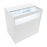 Moderne, weiße LED-Ladentheke mit gläserner Oberseite, beleuchtetem Innenraum und klaren Linien, ideal für Verkaufsräume und Ausstellungen