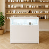 Moderne, weiße LED-Ladentheke mit beleuchtetem Glasfach, umgeben von einer warmen, minimalistischen Umgebung und Holzregalen mit Kosmetikprodukten