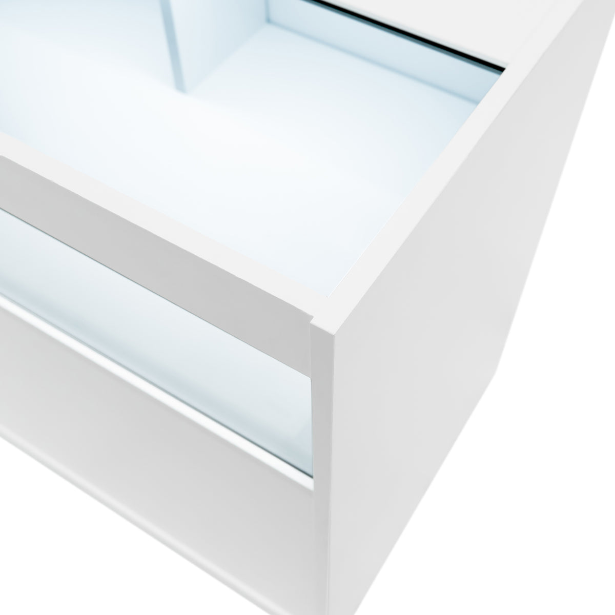 Weiße LED-Ladentheke mit glatter Oberfläche und transparentem Glas, ideal für die Präsentation von Produkten in einem modernen Verkaufsraum