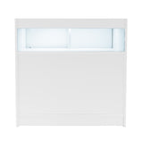 Moderne, weiße LED-Ladentheke mit glatter Oberfläche, integrierter Beleuchtung und zwei transparenten Fächern für Produkte oder Informationen