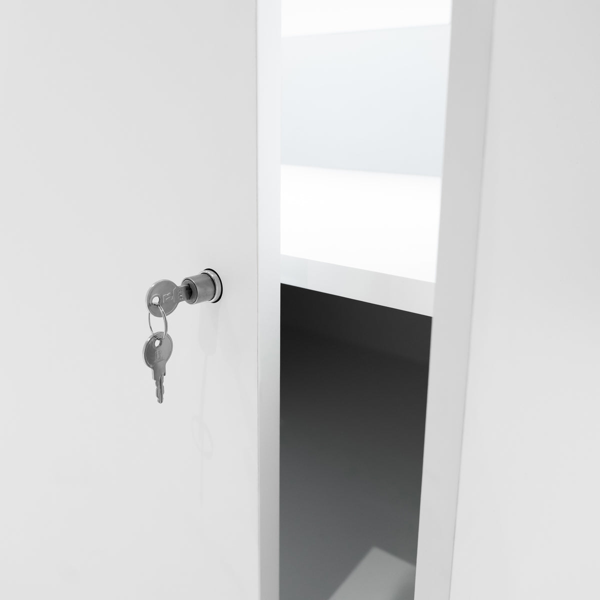 Weiße LED-Ladentheke mit einem offenen Fach, sichtbar sind ein Schlüssel und ein Schlüsselloch, modernes Design und glatte Oberfläche