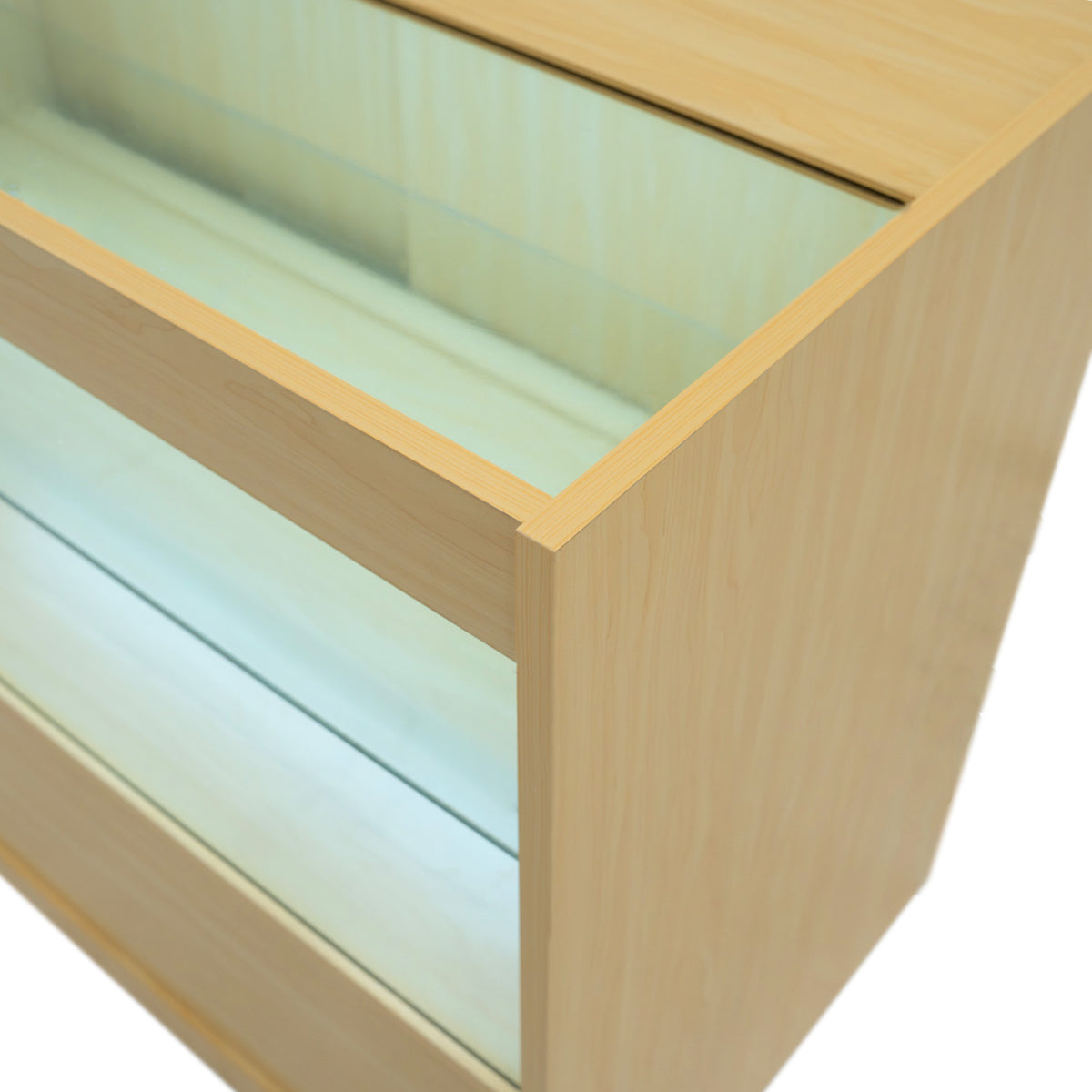C900 LED-Ladentheke aus hellem Ahornholz mit gläserner Front, ideal für die Präsentation von Produkten in einem modernen Verkaufsraum