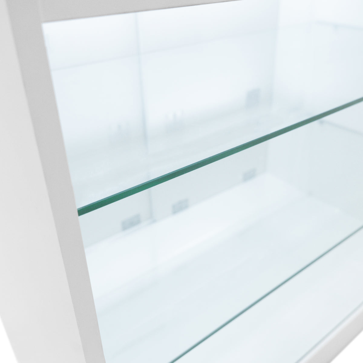 Weiße K900 LED-Ladentheke mit transparenten Glasregalen, modernem Design und sanfter Beleuchtung für eine ansprechende Präsentation von Produkten
