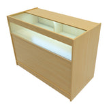 Moderne LED-Ladentheke aus hellem Ahornholz, mit gläserner Vitrine und sanfter Beleuchtung, ideal für die Präsentation von Produkten