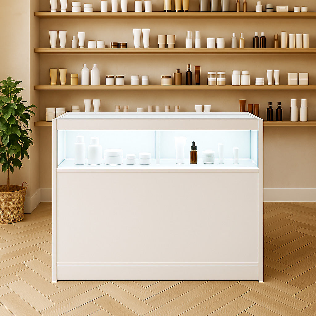 Moderne, weiße LED-Ladentheke mit beleuchtetem Glasregal, umgeben von dekorativen Flaschen und Töpfen auf einem Holzregal im Hintergrund