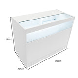 Moderne, weiße LED-Ladentheke mit klarer Glasoberfläche, Maße 120 cm Breite, 90 cm Höhe und 60 cm Tiefe, ideal für Verkaufsräume