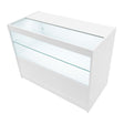 Moderne, weiße LED-Ladentheke mit gläserner Vitrine, zwei Regalen und klaren Linien, ideal für die Präsentation von Produkten im Einzelhandel