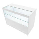 Moderne, weiße LED-Ladentheke mit gläserner Vitrine, zwei Regalen und klaren Linien, ideal für die Präsentation von Produkten im Einzelhandel