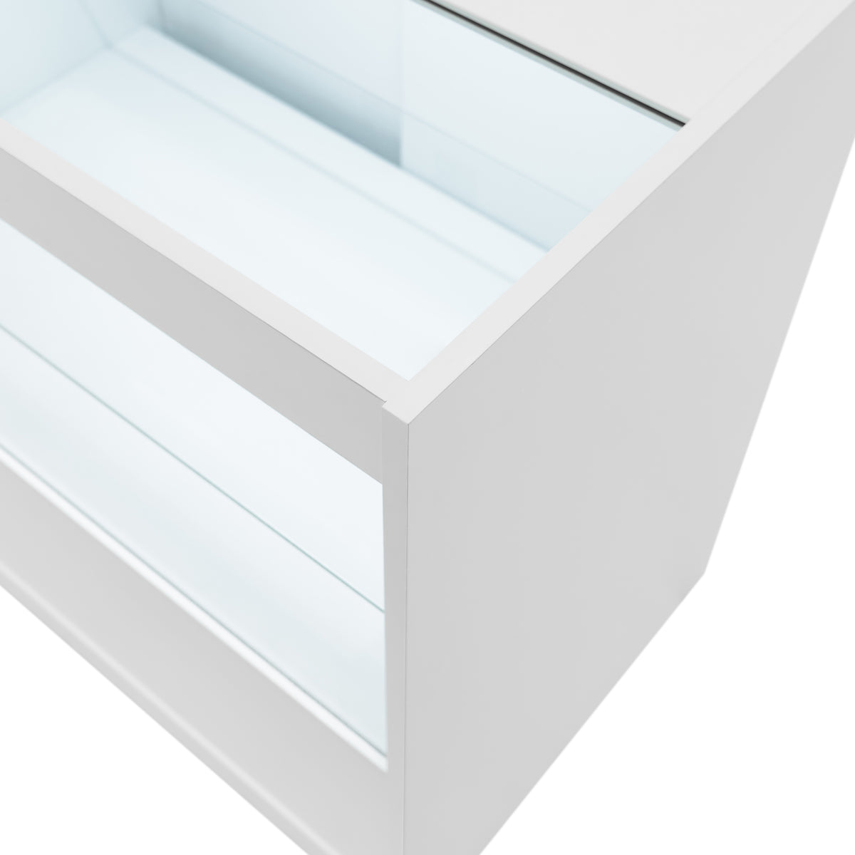 Moderne, weiße LED-Ladentheke mit glatten Oberflächen, klaren Glasregalen und minimalistischem Design, ideal für den Einzelhandel
