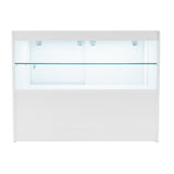 Moderne, weiße LED-Ladentheke mit gläsernen Regalen, ideal für die Präsentation von Produkten in einem eleganten Verkaufsraum