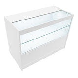 Moderne, weiße LED-Ladentheke mit gläserner Vitrine und klaren Linien, ideal für die Präsentation von Produkten in Geschäften