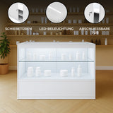 Weiße LED-Ladentheke mit Schiebetüren, Glasregalen und abschließbarer Tür, ideal für die Präsentation von Produkten in einem modernen Verkaufsraum