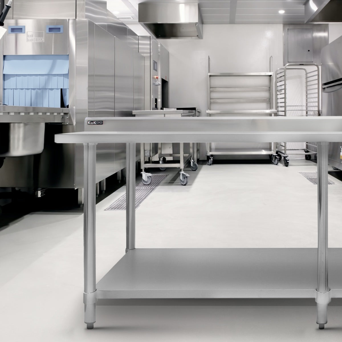 Gastronomie Arbeitstisch aus Edelstahl in einer modernen Küche, 210 cm lang, mit glatter, silberner Oberfläche und stabilen Beinen für optimale Hygiene und Funktionalität