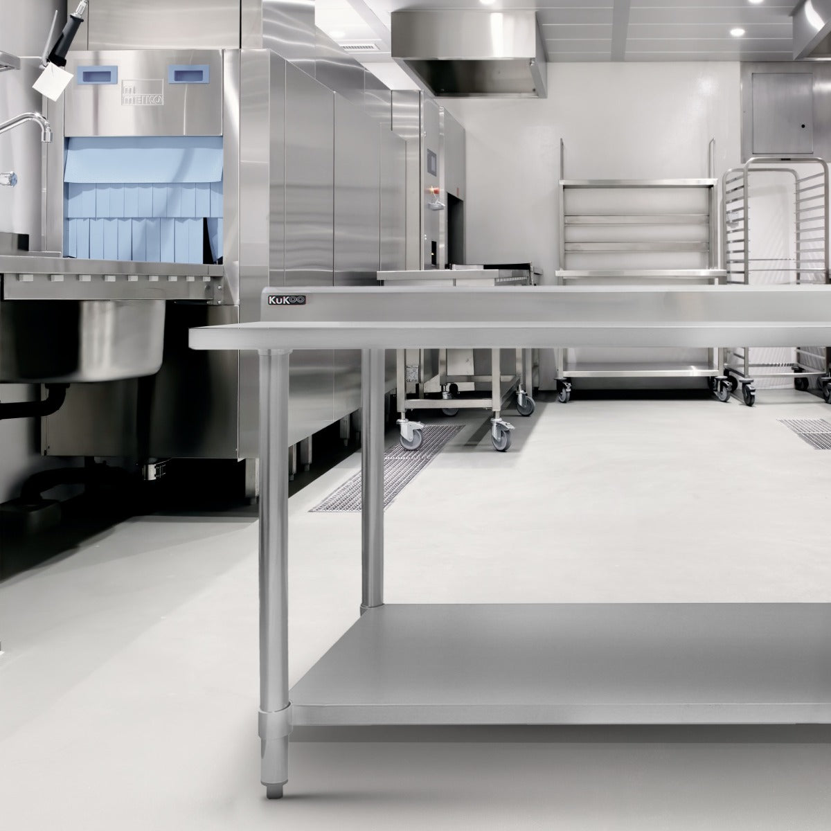 Gastronomie Arbeitstisch aus Edelstahl, 120 cm lang, mit glatter, silberner Oberfläche und stabilen Beinen, ideal für professionelle Küchenumgebungen