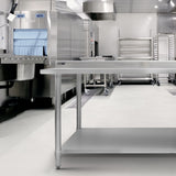 Gastronomie Arbeitstisch aus Edelstahl, 120 cm lang, mit glatter, silberner Oberfläche und stabilen Beinen, ideal für professionelle Küchenumgebungen