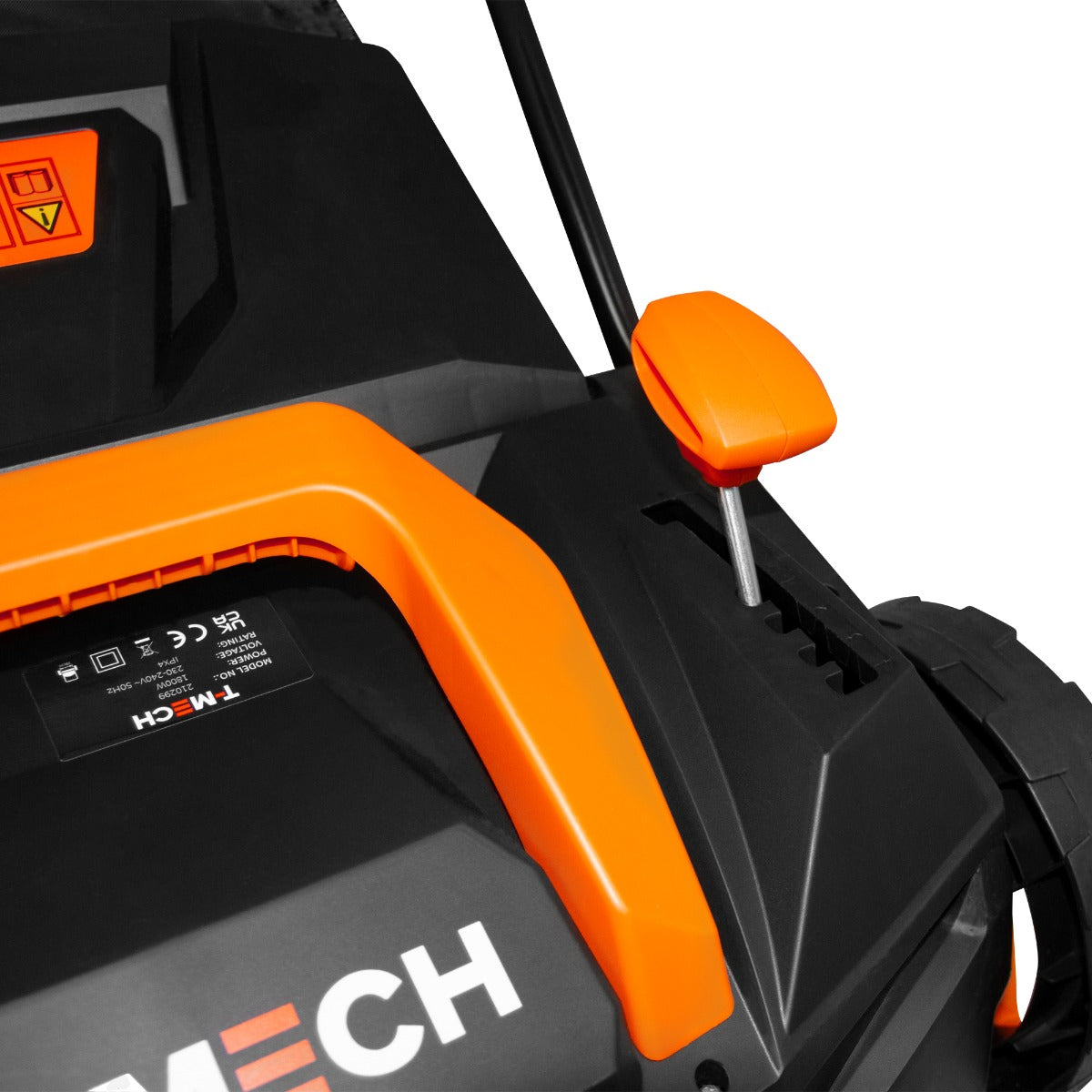 Der T-Mech Staubsauger für Kunstrasen hat ein schwarzes Gehäuse mit orangefarbenen Bedienelementen und einem robusten, rutschfesten Griff